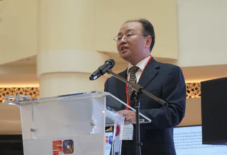8月5日,欧阳玉靖大使出席《星洲日报》和《星报》联合举办的中马建交50周年图片展及纪念图册推介仪式。马国家旅游促进局局长马诺哈兰代表旅游、艺术和文化部长张庆信出席。