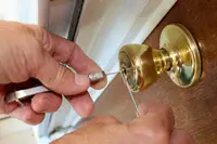 What qualifications and certificates must a qualified locksmith possess?