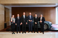 德国总理默茨试乘新一代梅赛德斯-奔驰S级轿车 感受Momenta智驾系统