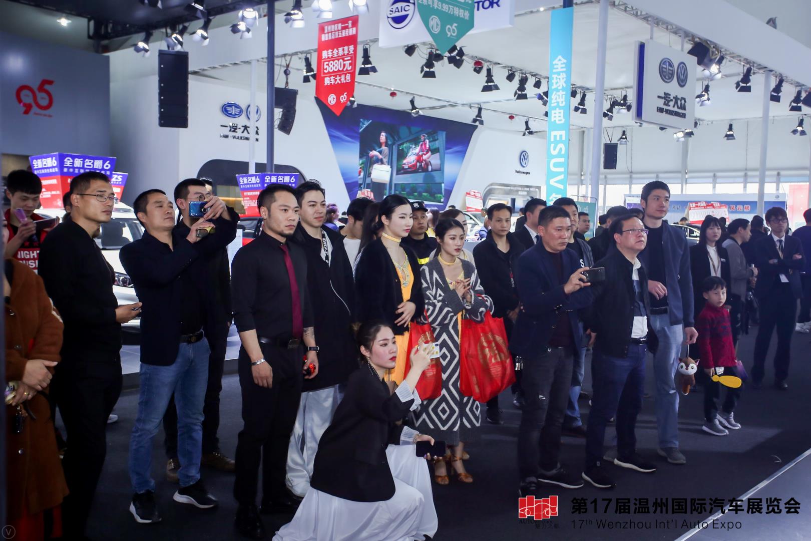 vbox8194_0B6A7494_135223_small.JPG