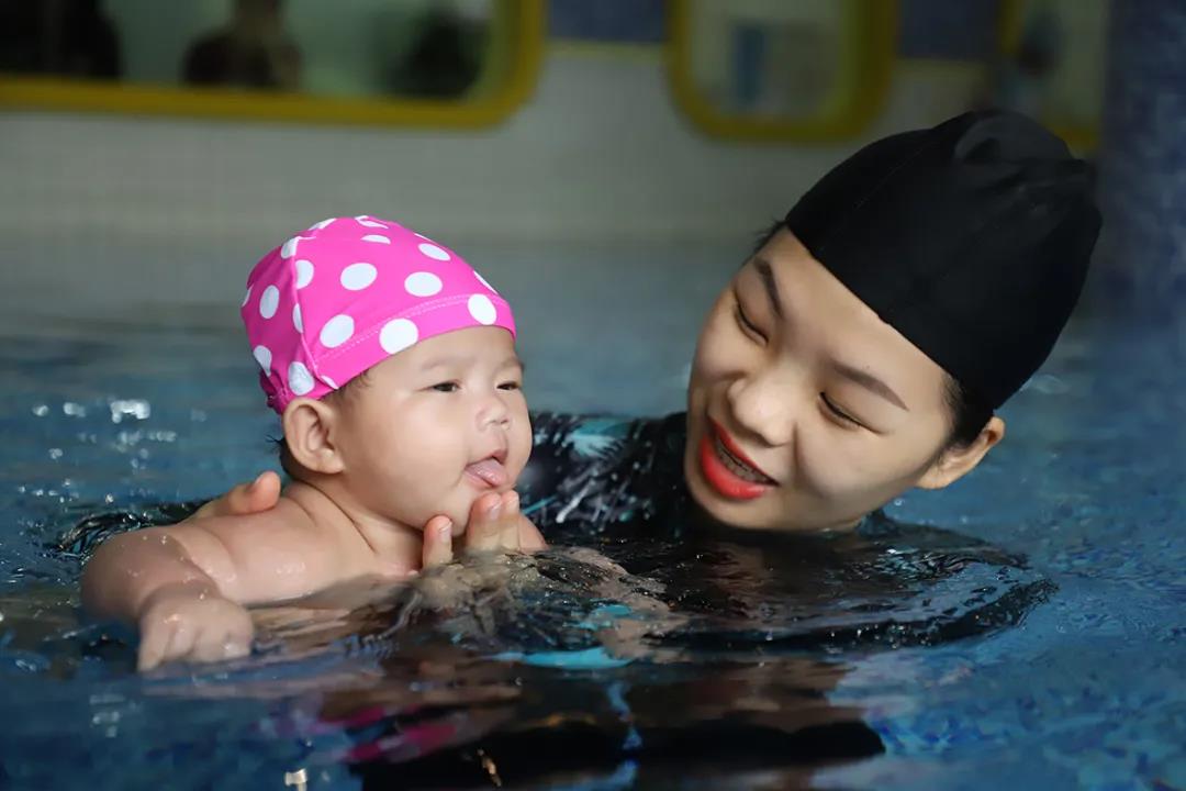婴幼儿游泳展
