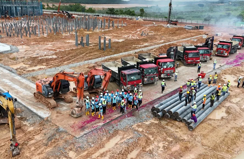 日前，华西公司承建的亿纬锂能马来西亚二期施工总承包项目举行开工仪式。亿纬锂能有限公司副总裁乔富军、项目总监王浩及项目经理娄冲，华西公司成都分公司经理金刚及主要班子成员出席活动，见证这一重要时刻。