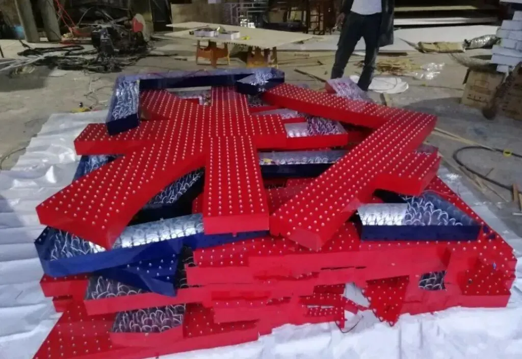 发光字“亮”出高级感！楼顶标识材质选购指南