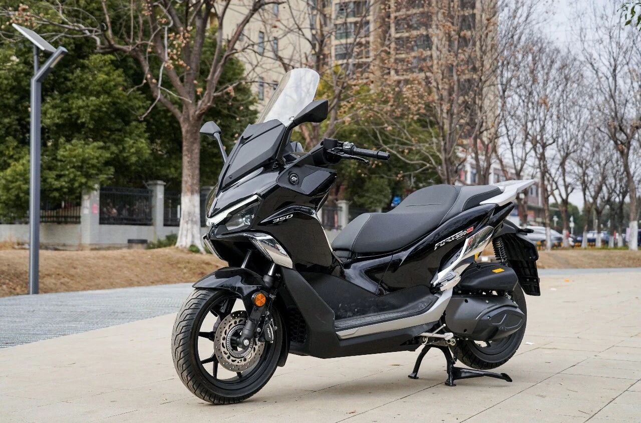 零百加速8.77秒，钱江鸿350GS大踏板测评，“地面头等舱”名副其实